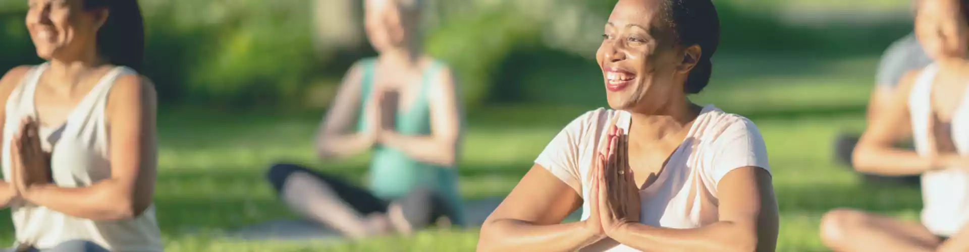 Yoga de la Risa y Meditación de la Sonrisa Interior - Online Class by Stephanie Brail